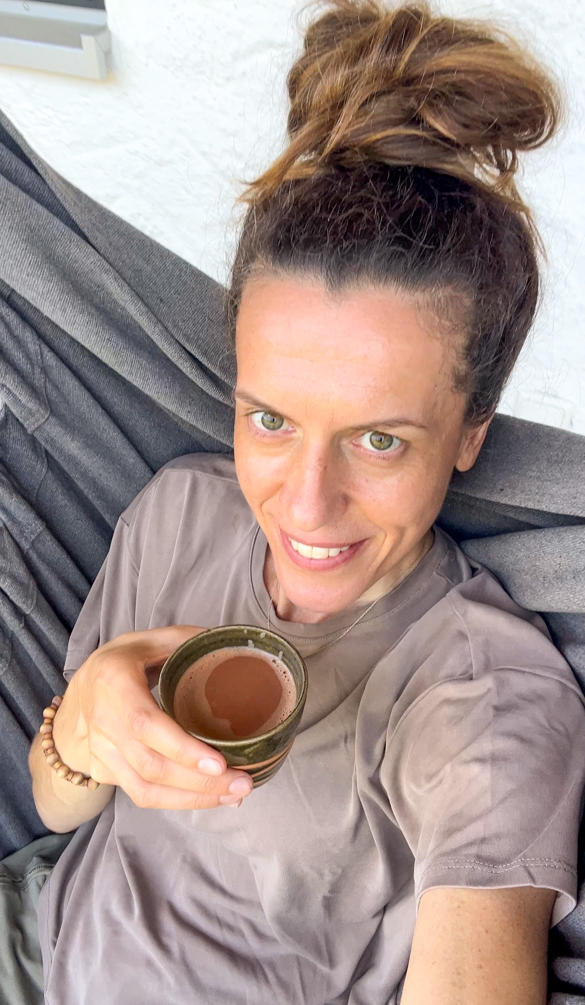 Katja Conrad mit einer Tasse Kakao